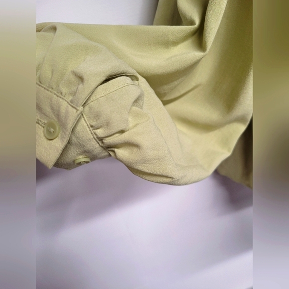 Uniqlo Green Rayon Poly Blend Blouse Top M Long Sleeve Semi Sheer - Picture 4 of 5